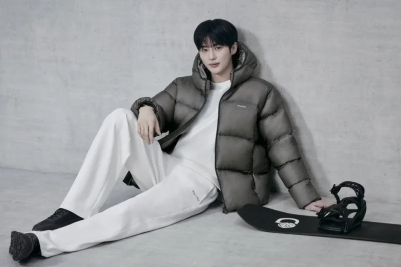 변우석이 스노보드 옆에 앉아 패딩 룩을 선보인 디스커버리 익스페디션 26FW 캠페인 컷. / 사진=디스커버리 익스페디션