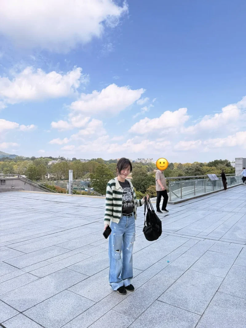 소주연이 스트라이프 카디건과 와이드 데님으로 가을 나들이룩을 선보였다. / 사진=소주연 인스타그램 @_yeonjuso