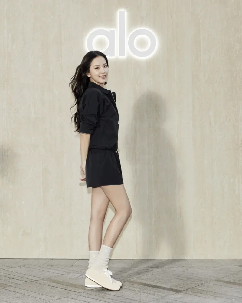 알로 K11 MUSEA 오프닝 행사에서 'alo' 로고 앞에 선 지수 / 사진=알로