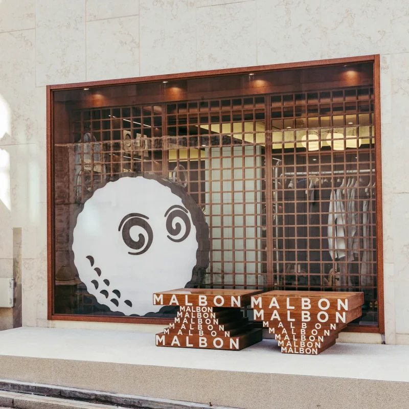 버킷 그래픽과 'MALBON' 로고 벤치가 놓인 '말본 6451' 쇼윈도. / 사진=말본
