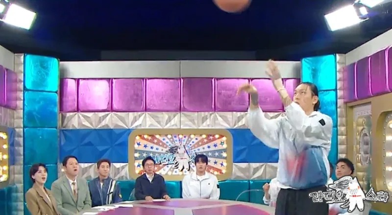 스튜디오에서 슛 동작을 취하는 출연자와 지켜보는 MC들. / 사진=MBC '라디오스타'