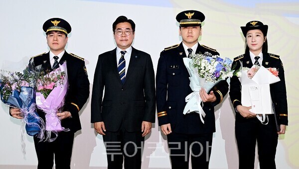 박찬대 인천광역시장이 21일 인천경찰청에서 열린 '제81주년 경찰의날 기념식'에서 유공자 표창을 수여하고 있다.