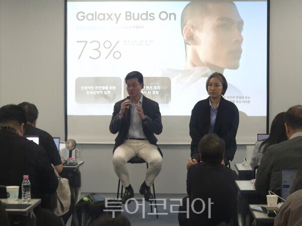 이명환 삼성전자 MX사업부 웨어러블 상품기획그룹장(왼쪽)과 남현정 웨어러블 상품기획그룹 프로(오른쪽)가 지난 20일 서울 중구 태평로빌딩에서 열린 '갤럭시 버즈 온' 소개 브리핑에서 질의응답을 하고 있다./사진_윤형근 기자