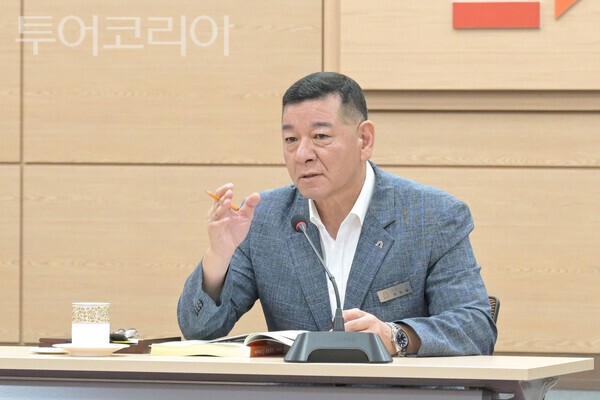 ▲하반기 업무계획 보고회를 주재하고 있는 최원철 공주시장. /투어코리아뉴스