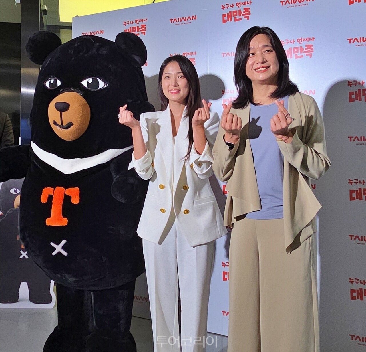 (좌측부터)대만 관광 마스코트 오숑, 대만 관광 홍보대사 김혜윤, 대만 교통부 관광서(대만관광청) 천위슈 청장 /사진-투어코리아