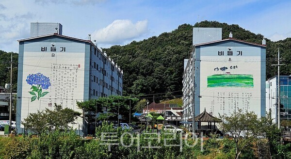 ▲공주시 웅진동 비둘기아파트에 나태주 시인의 시와 삽화를 담은 대형 벽화가 들어서면서 왕도심에 새로운 문화경관이 탄생했다. /투어코리아뉴스