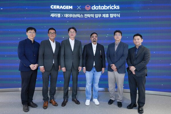 세라젬과 데이터브릭스의 업무 제휴 협약식에서 세라젬 이경수 대표이사와 데이터브릭스 하팀 샤피크 최고운영책임자 등 관계자들이 기념 촬영을 하고 있다. (사진=세라젬 제공)
