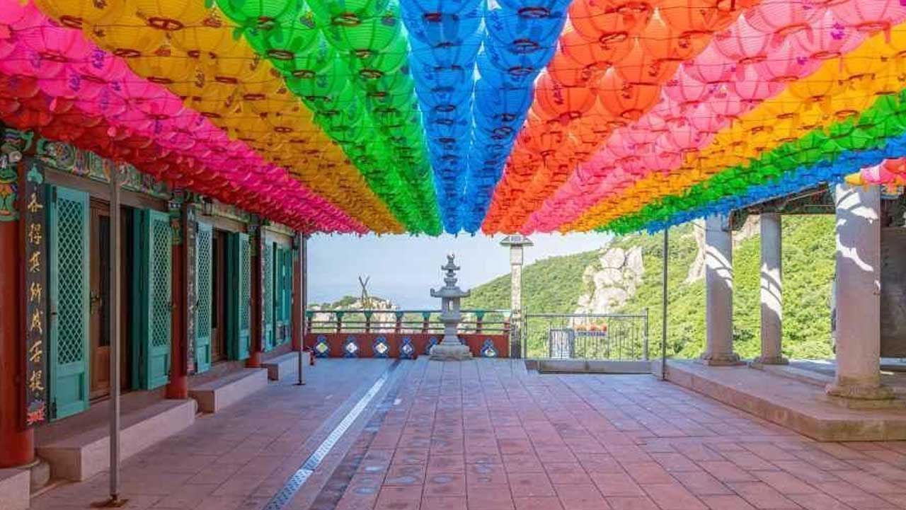 보리암 경내 마당 위로 색색의 연등이 걸려 있고, 석등 너머로 금산 암봉이 보인다. / 대한민국 구석구석