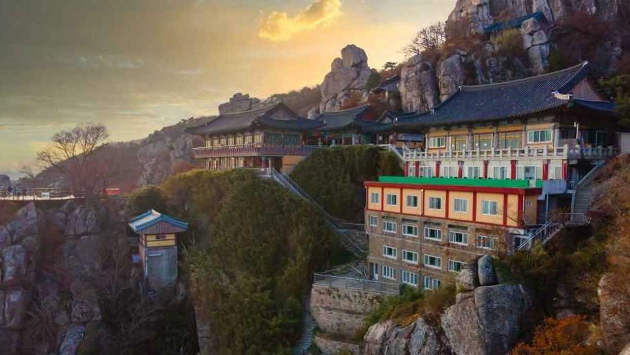 금산 보리암 전각들이 노을 아래 기암괴석 사이에 층층이 들어서 있다. / 대한민국 구석구석