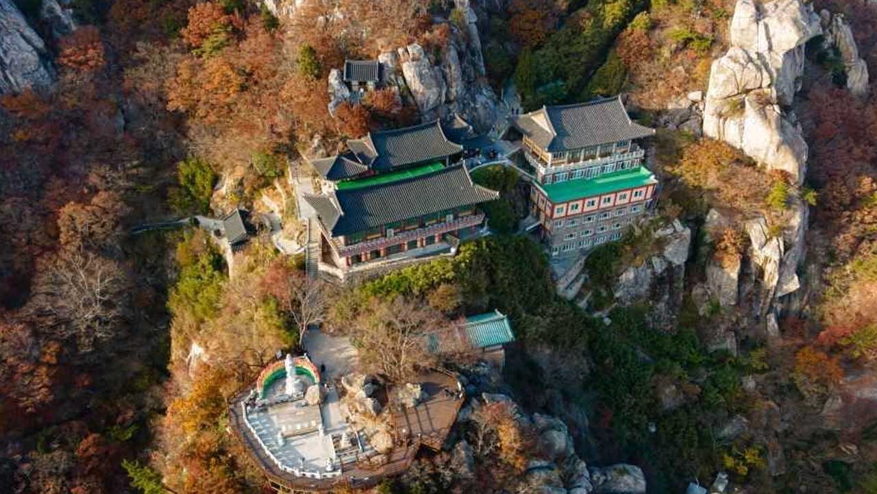 남해 금산 보리암 전각과 해수관음보살상이 단풍 든 바위 능선 위에 자리해 있다. / 대한민국 구석구석