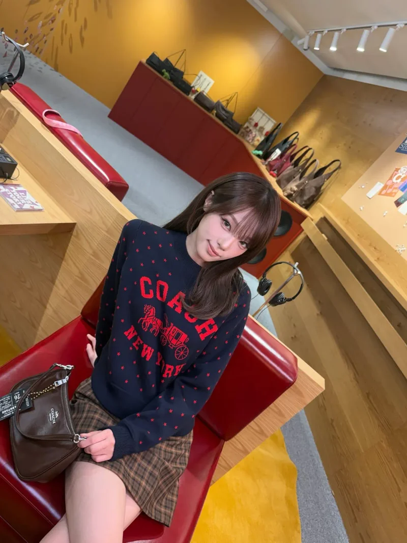최예나가 붉은 소파에 앉아 별무늬 니트와 체크 스커트를 선보였다. / 사진=최예나 인스타그램 @yena.jigumina