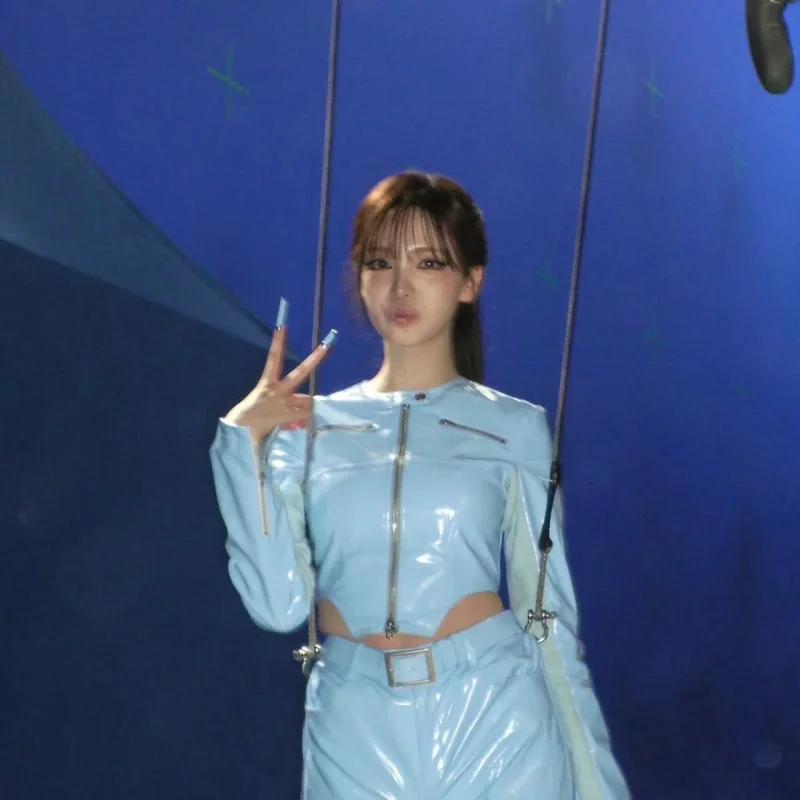 리즈가 푸른 촬영장에서 하늘색 재킷 차림으로 브이 포즈를 취했다. / 사진=리즈 인스타그램 @liz.yeyo
