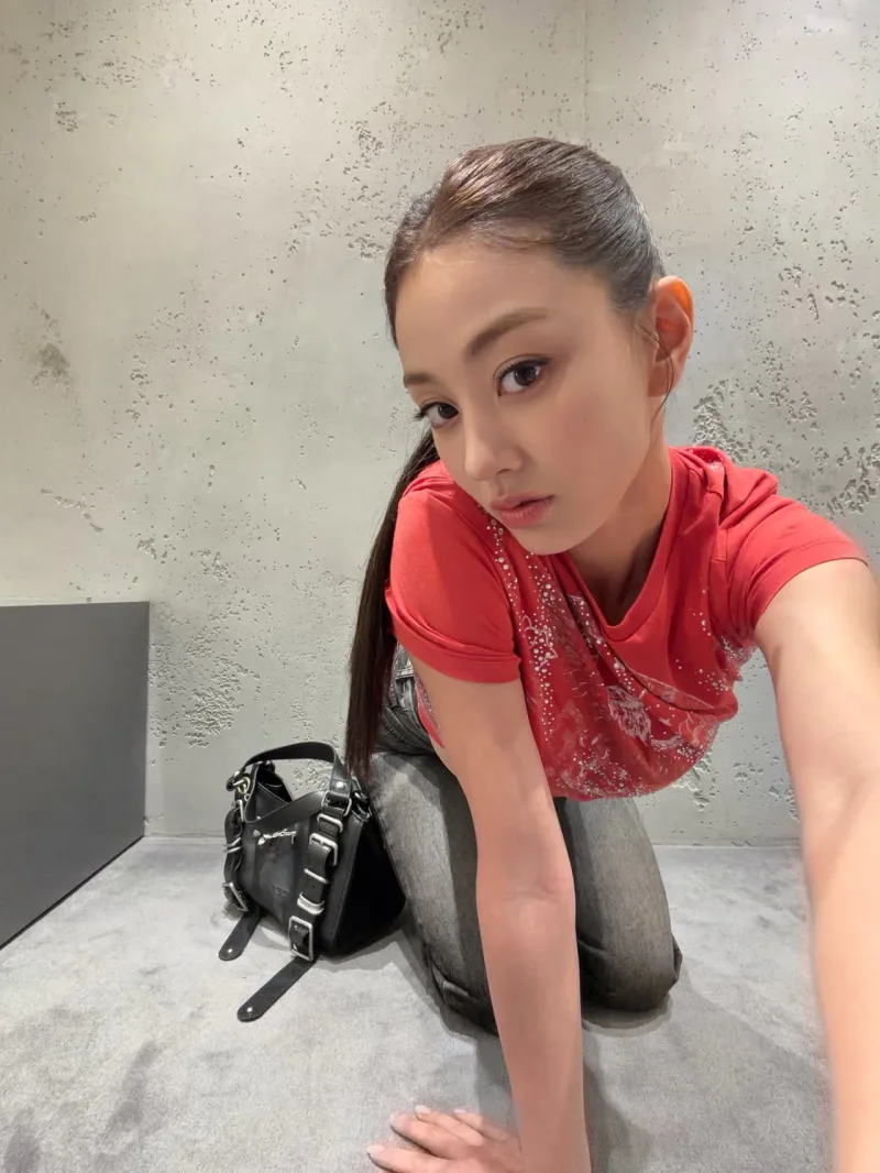 지효가 하이앵글 셀카로 글리터 장식 레드 티셔츠를 선보였다. / 사진=지효 인스타그램