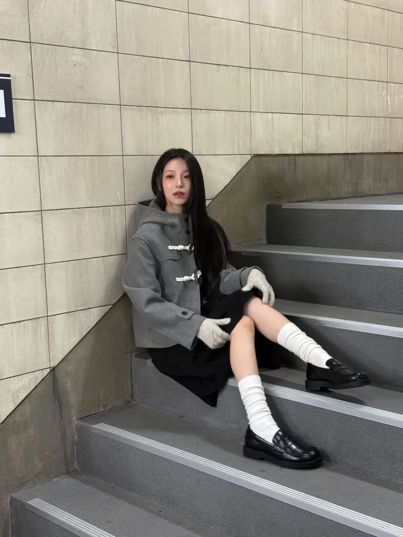 백지헌이 그레이 더플코트와 니트 장갑으로 가을 스타일링을 완성했다. / 사진=백지헌 인스타그램 @jiheonnibaek