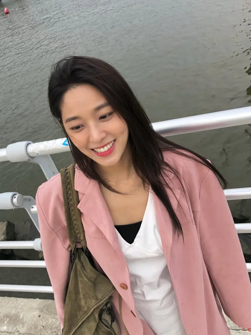 설현이 핑크 재킷과 화이트 원피스로 한강변 일상을 공개했다. / 사진=설현 인스타그램 @s2seolhyuns2