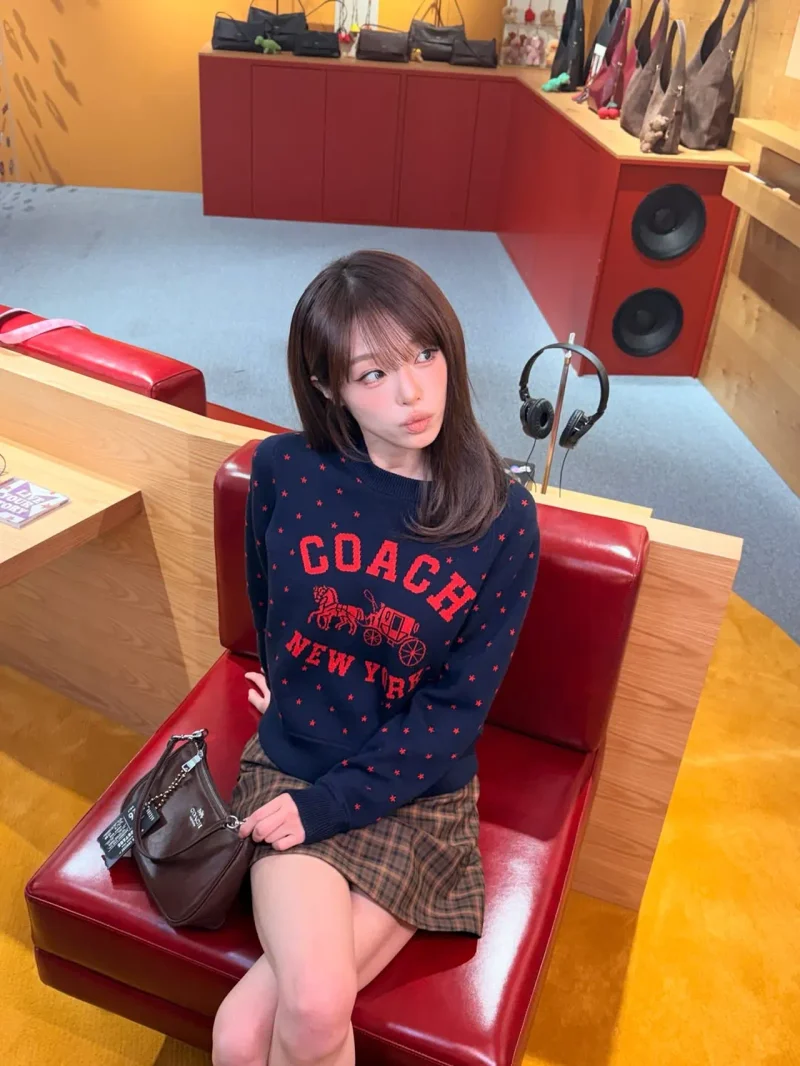 최예나가 브라운 백을 들고 옆을 바라보는 장난스러운 포즈를 취했다. / 사진=최예나 인스타그램 @yena.jigumina