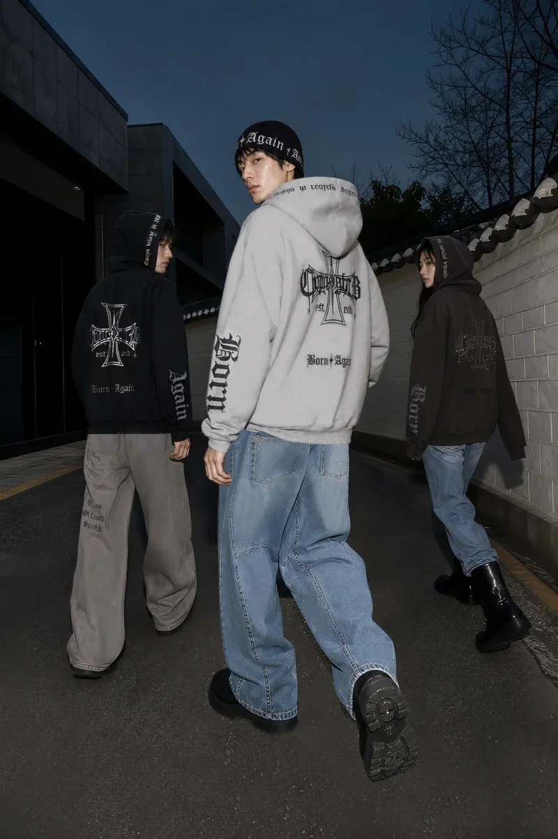 더 비 아카이브의 시그니처 아트웍 후드집업은 오버핏 실루엣에 모자와 등판, 소매 레터링 및 그래픽 디테일을 더해 26FW 시즌 네 가지 컬러로 구성됐다. / 사진=한세엠케이