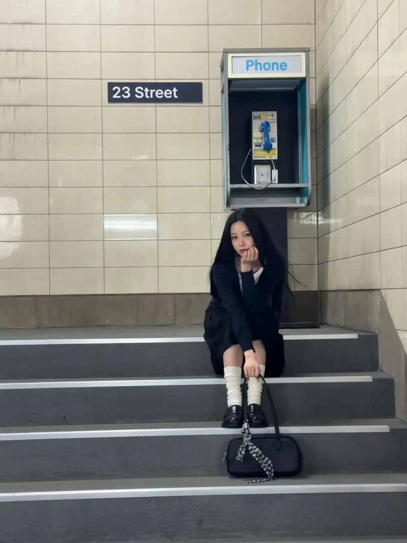 백지헌이 카디건과 플리츠 스커트로 단정한 학생룩을 연출했다. / 사진=백지헌 인스타그램 @jiheonnibaek