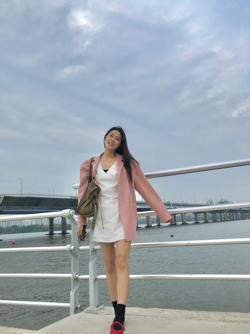설현이 화이트 미니 원피스에 레드 슈즈를 더해 포인트를 줬다. / 사진=설현 인스타그램 @s2seolhyuns2
