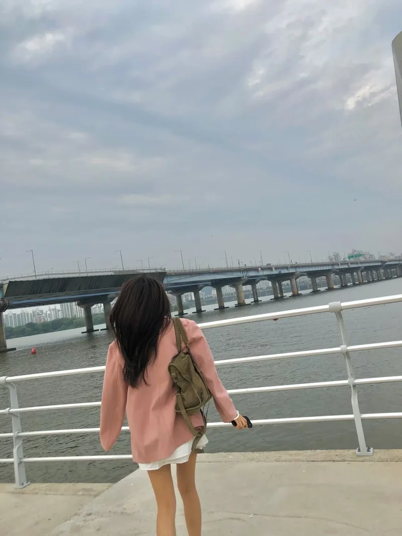 설현이 난간에 기대 한강을 바라보며 뒷모습을 보여줬다. / 사진=설현 인스타그램 @s2seolhyuns2