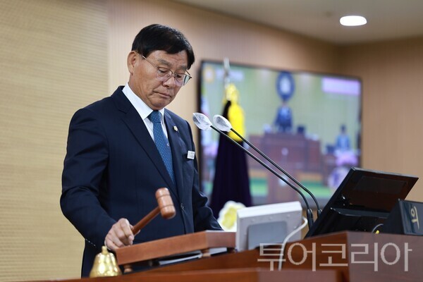 ▲윤일묵 청양군의회 의장이 지난 20일 제324회 임시회를 개회하고 있다. /사진-청양군의회