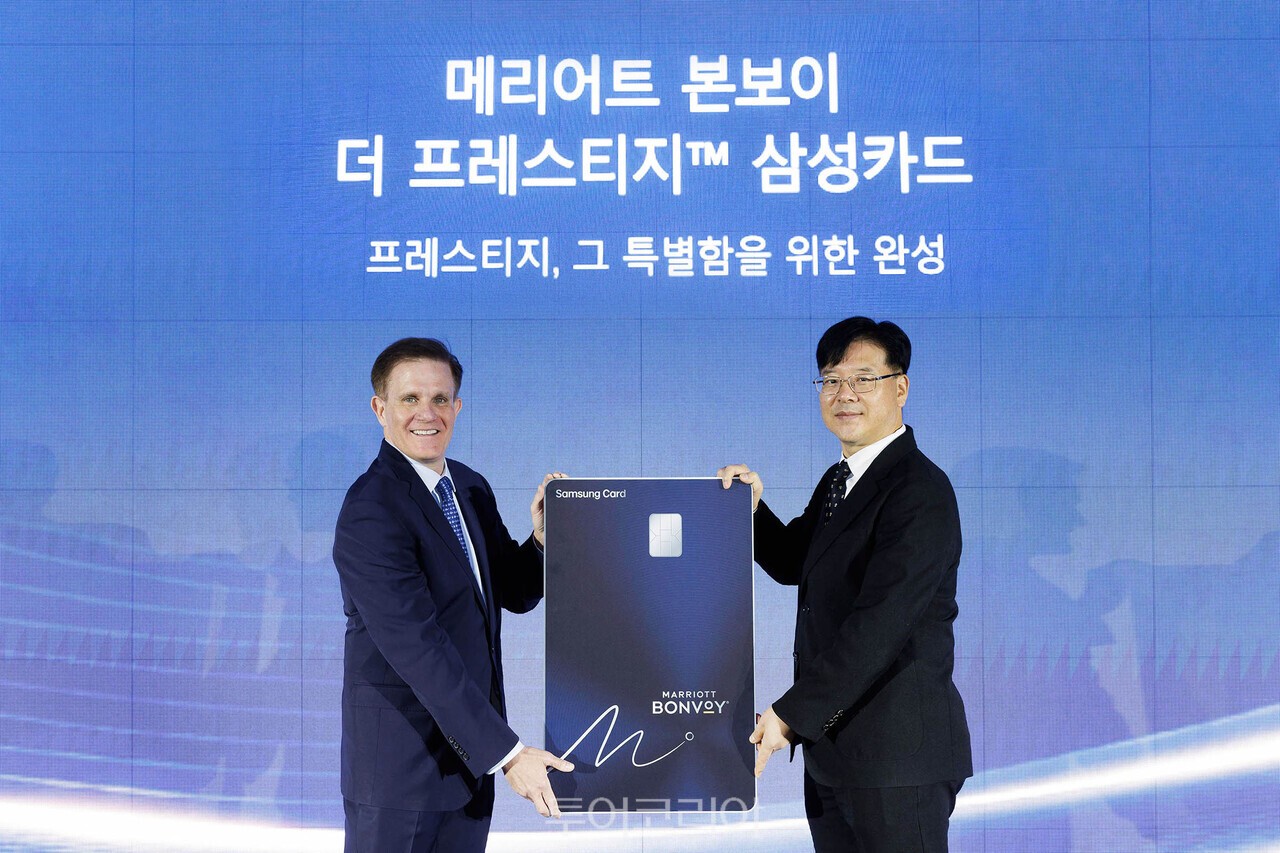 메리어트 인터내셔널 아시아 태평양 커머셜 부문 존 투미(John Toomey) 부사장(왼쪽)과 삼성카드 마케팅본부장 김대순 부사장/사진-메리어트 인터내셔널