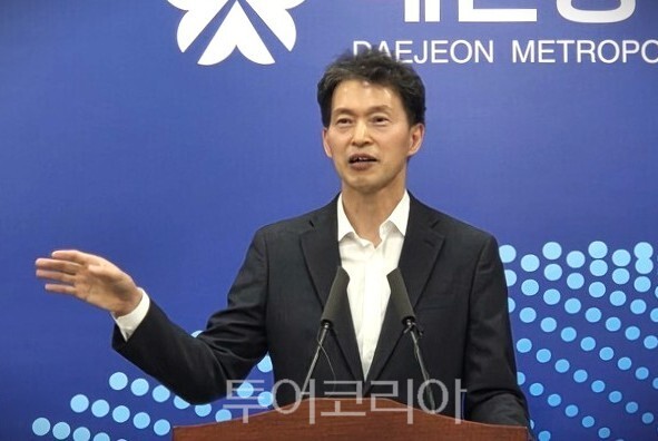 ▲최종수 대전시 도시국장이 21일 시청 브리핑룸에서 차담회를 갖고 “대전역세권 개발은 원도심 활성화와 지역 성장거점 조성을 위한 중요한 사업”이라며 “기존 개발계획과 사업구조를 면밀히 재검토하고, 관계기관과 긴밀히 협력해 실현 가능한 사업 정상화 방안을 마련해 나가겠다”고 밝히고 있다. /투어코리아뉴스