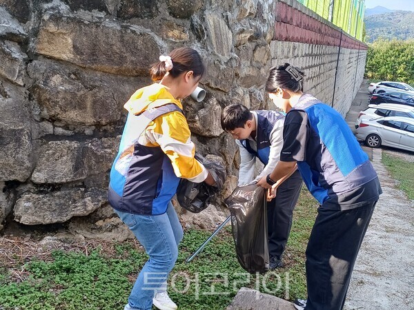 울산양육원 주변 환경을 정화중인 한국수력원자력(주) 신입직원들./사진-한국수력원자력 새울본부
