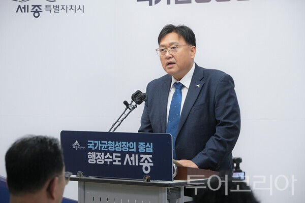 ▲조상호 세종시장이 21일 시청 브리핑실에서 열린 제4차 정례 기자간담회에서 지난 한 달간의 주요 시정 성과와 향후 추진 방향을 설명하고 있다. /투어코리아뉴스