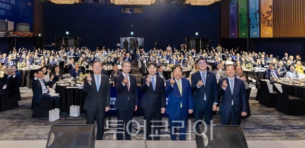 참석자들이 기념사진을 촬영하고 있다.