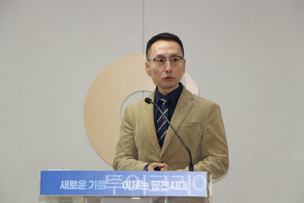 윤병철 인천시 행정국강이 22일 인천시청 브리핑룸에서 행정국 실국장기자간담회를 통해 행정국 주요 시책 및 시민체감사업 등 추진상황을 설명하고 있다. 2026.10.22. / 투어코리아 이창호  기자