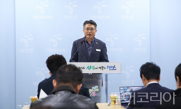 ▲장길수 태안군 가족정책과장이 21일 군청 브리핑룸에서 열린 브리핑을 통해 출산·양육 지원 확대와 어르신 생활안정, 디지털 기반 돌봄체계 구축 등을 골자로 한 맞춤형 복지정책을 발표하고 있다. /사진-태안군
