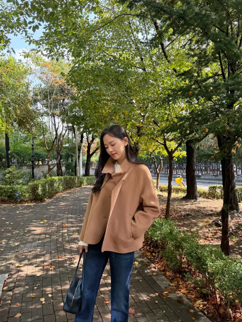 강한나가 산책로에서 한 손을 주머니에 넣고 카멜 하프 코트 핏을 보여줬다. / 사진=강한나 인스타그램