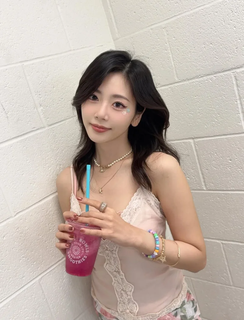 지유가 레이스 캐미솔과 꽃 스티커 메이크업으로 화사한 분위기를 연출했다. / 사진=지유 인스타그램