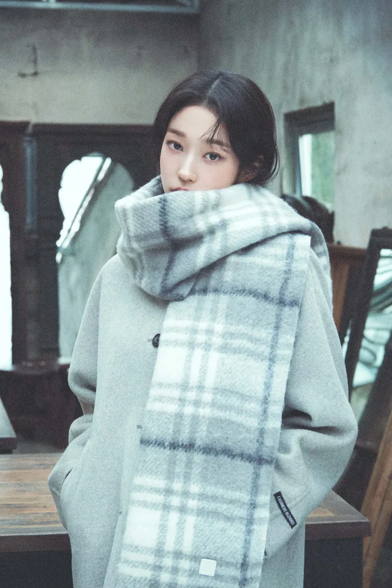 르샵블랑 26WINTER 캠페인 속 배우 노윤서, 캐시미어 혼방 머플러 / 사진=르샵블랑