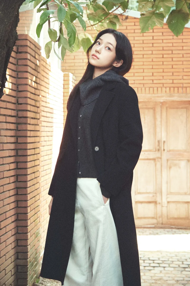 르샵블랑 26WINTER 캠페인 속 배우 노윤서, 롱코트 / 사진=르샵블랑