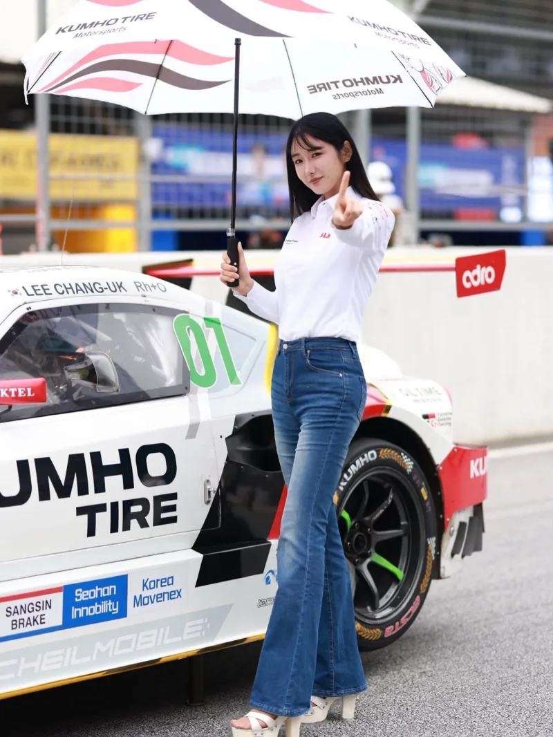 유다연이 이창욱의 01번 경주차 앞에서 금호타이어 우산을 들고 포즈를 취했다. / 사진=유다연 인스타그램