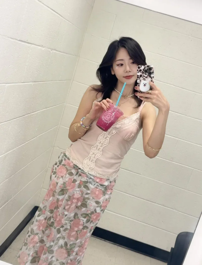 지유가 거울 셀카로 캐미솔 룩 전체 스타일링을 공개했다. / 사진=지유 인스타그램