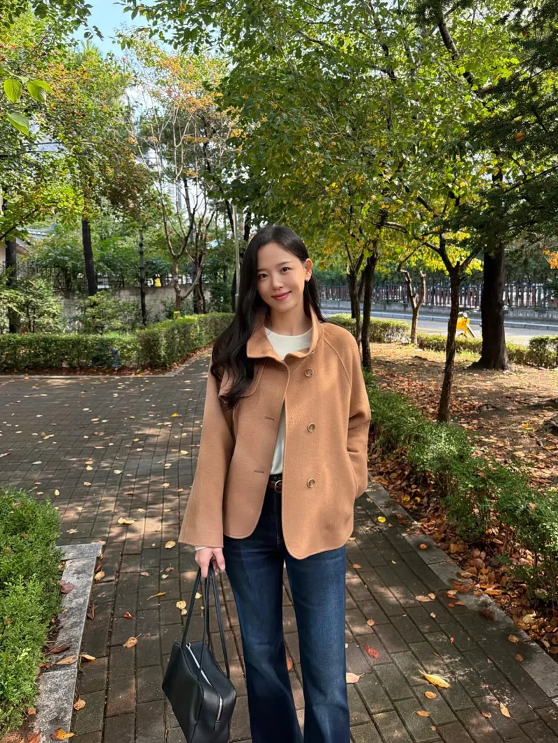 강한나가 플레어 데님과 블랙 토트백으로 클래식한 가을 룩을 완성했다. / 사진=강한나 인스타그램