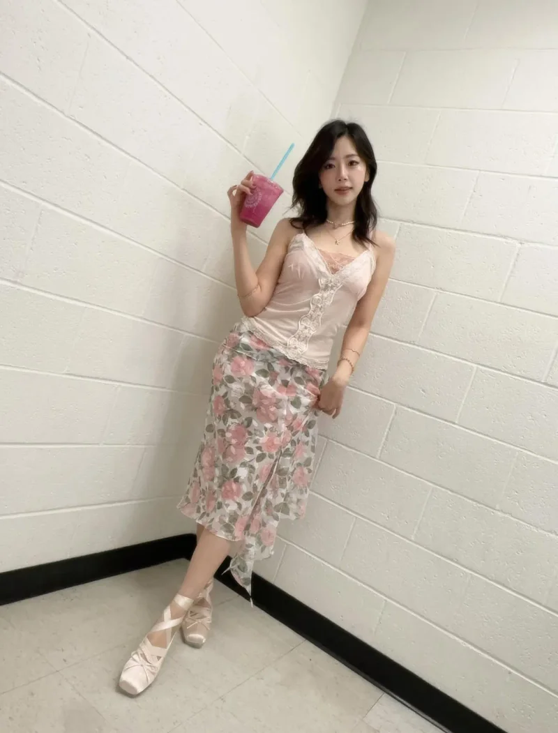 지유가 크림빛 리본 슈즈로 발레코어 무드를 완성했다. / 사진=지유 인스타그램