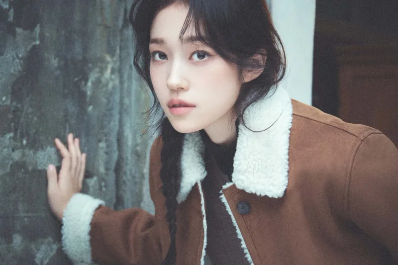 르샵블랑 26WINTER 캠페인 속 배우 노윤서, 무스탕 / 사진=르샵블랑