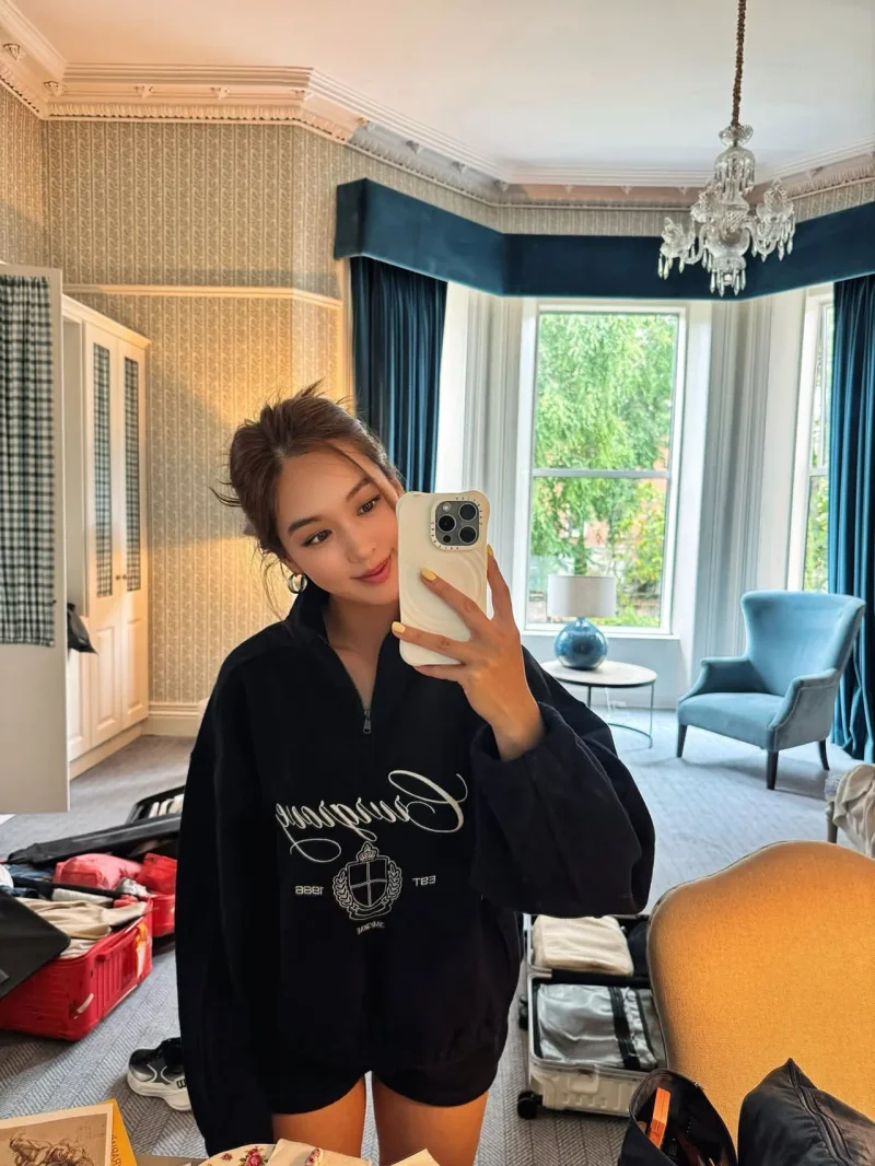 김희정이 숙소로 보이는 공간에서 거울 셀카를 남겼다. / 사진=김희정 인스타그램