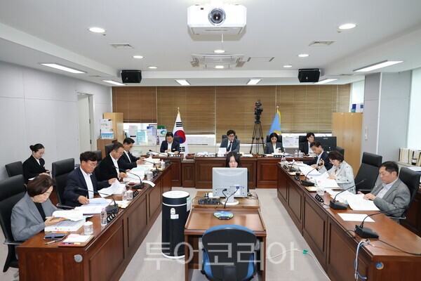 포항시의회(의장 김철수)는 지난 20일부터 2026년도 행정사무감사에 돌입해 주요 정책과 사업의 추진 실태를 살피는 등 시정 전반에 대한 집중 점검하고 있다. 사진은 경제산업위원회의 행정사무감사 모습./사진-포항시의회