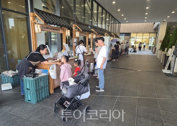송도 현대프리미엄아울렛 ‘섬이담은’ 특산물 부스를 찾은 시민들/사진-인천관광공사