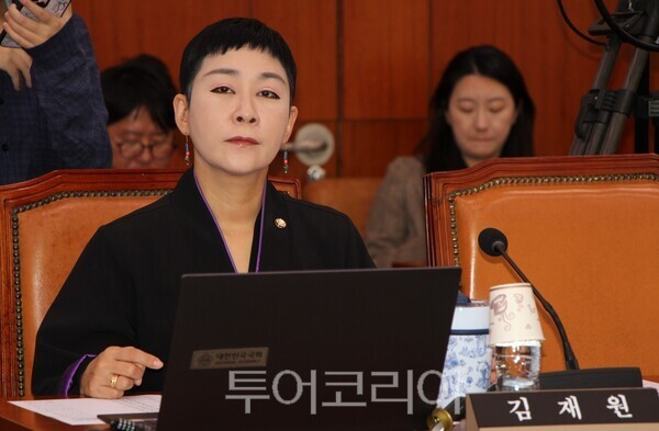 김재원 의원이 21일 오전 열린 문화체육관광위원회 국정감사에서 질의를 하고 있다.