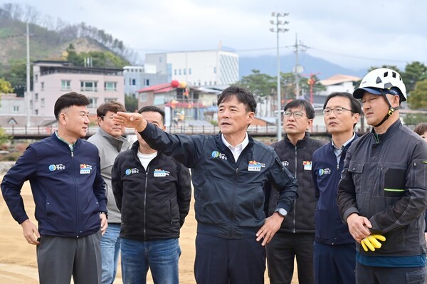 윤경의 청송군수가 축제장을 찾아 점검하고 있다./사진-청송군