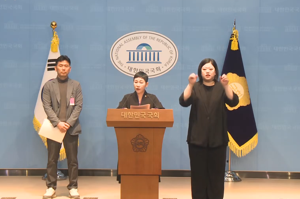 국회 문화체육관광위원회 소속 조국혁신당 김재원 의원은 21일 오전 국회 소통관에서 '체육계 선수 안전·인권 보호 및 관리·감독 강화 촉구 기자회견'을 열었다. (사진=유튜브 캡처)