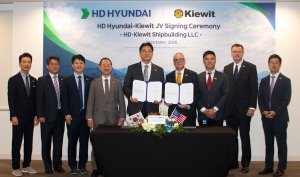 HD현대가 지난 22일(현지시간) 미국 최대 건설·엔지니어링·인프라 기업 ‘키윗(Kiewit)’ 社와 ‘조선 합작법인 설립‘을 위한 계약을 체결했다(왼쪽에서 다섯 번째 HD한국조선해양 최한내 기획부문장, 여섯 번째 키윗 마리타임 채드 존슨 CEO). (사진=HD현대 제공)