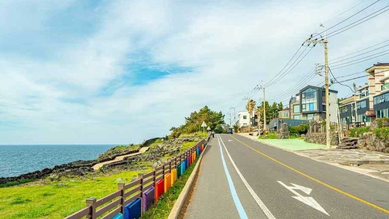 제주 애월해안도로 옆 자전거 전용도로와 알록달록한 울타리. / 대한민국 구석구석