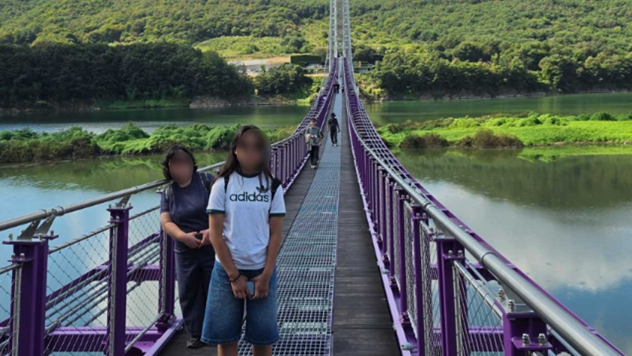푸른 강과 산을 양옆에 두고 보랏빛 난간이 이어진 충북 단양 시루섬 기적의 다리. / 단양군청 공식 SNS